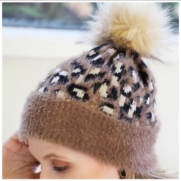 Soft mocha leopard print faux fur pom beanie - Picture 3 of 7